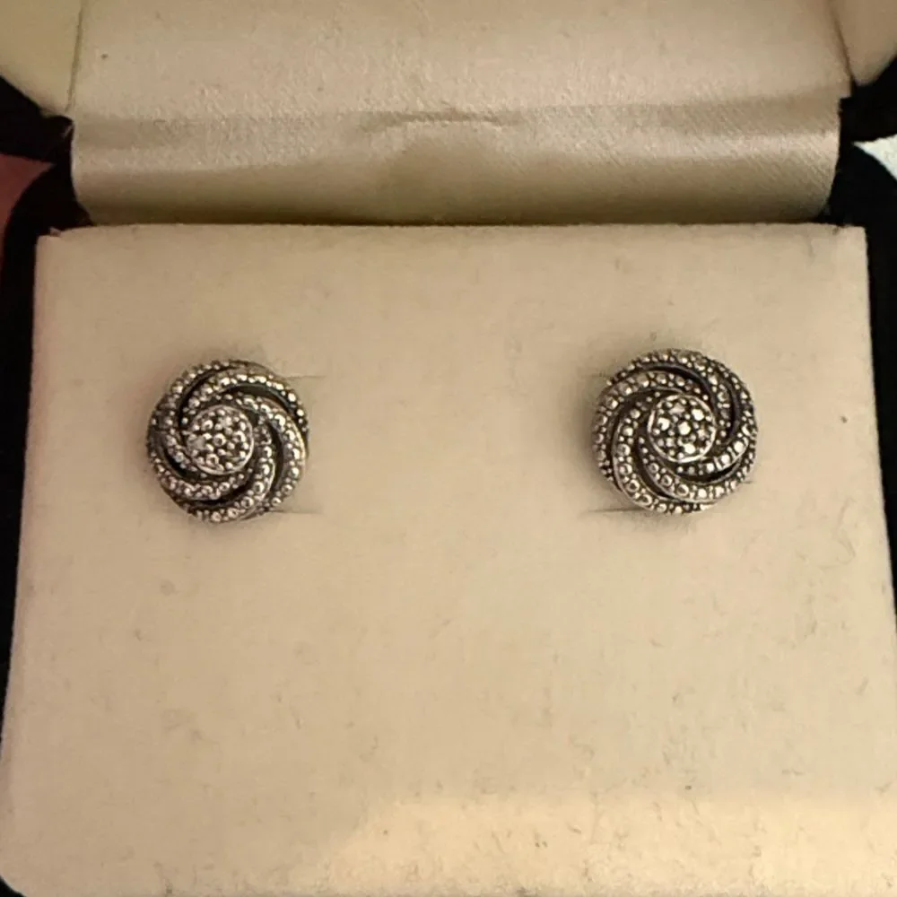 BEAUTIFUL NEW Kay Jewelers Sterling Silver 925 diamond stud earrings